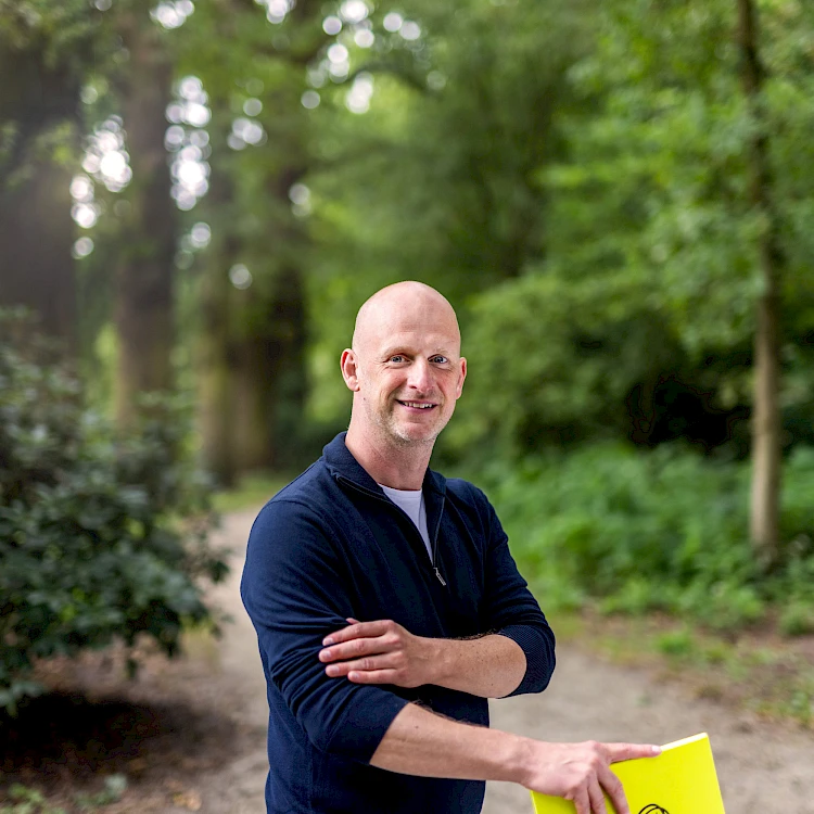 Coachcenter trainer Hans Vlieg in het bos. Zette vanuit Coachcenter de interne coachpool bij Sdu op door medewerkers te trainen.