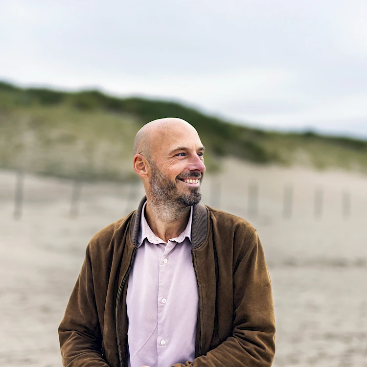 Portret van Pieter Broumels, Incompany adviseur bij Coachcenter, op het strand.
